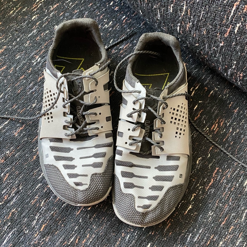 Weightlifting shoes